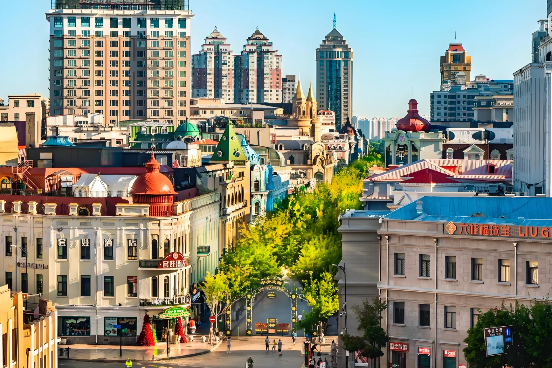 哈尔滨中央大街夜景，灯光照亮欧式历史建筑，行人在面包石路面上漫步