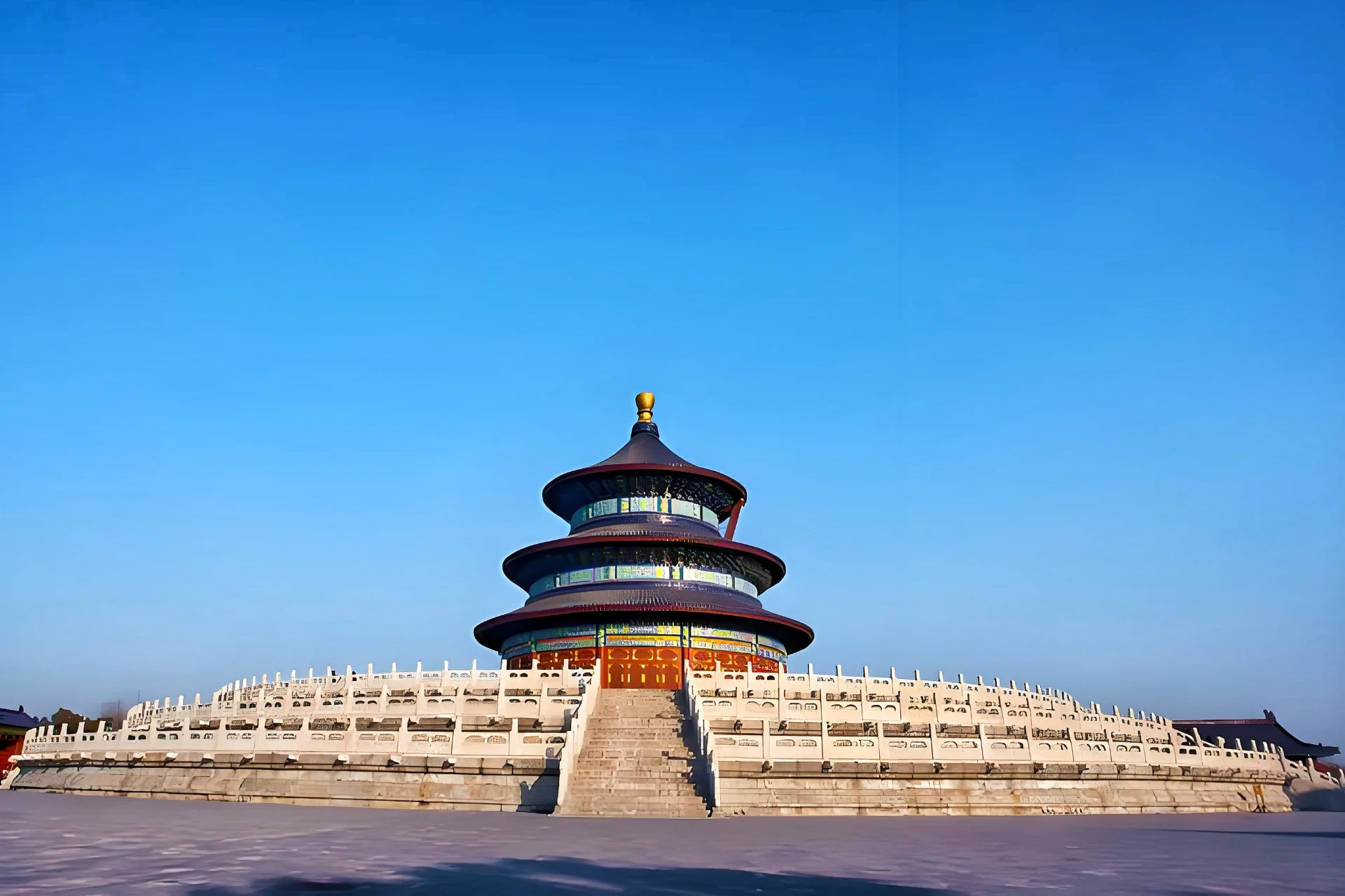 日出时分的天坛祈年殿与游客